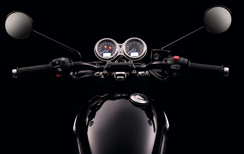 Visão de cima da moto com fundo preto