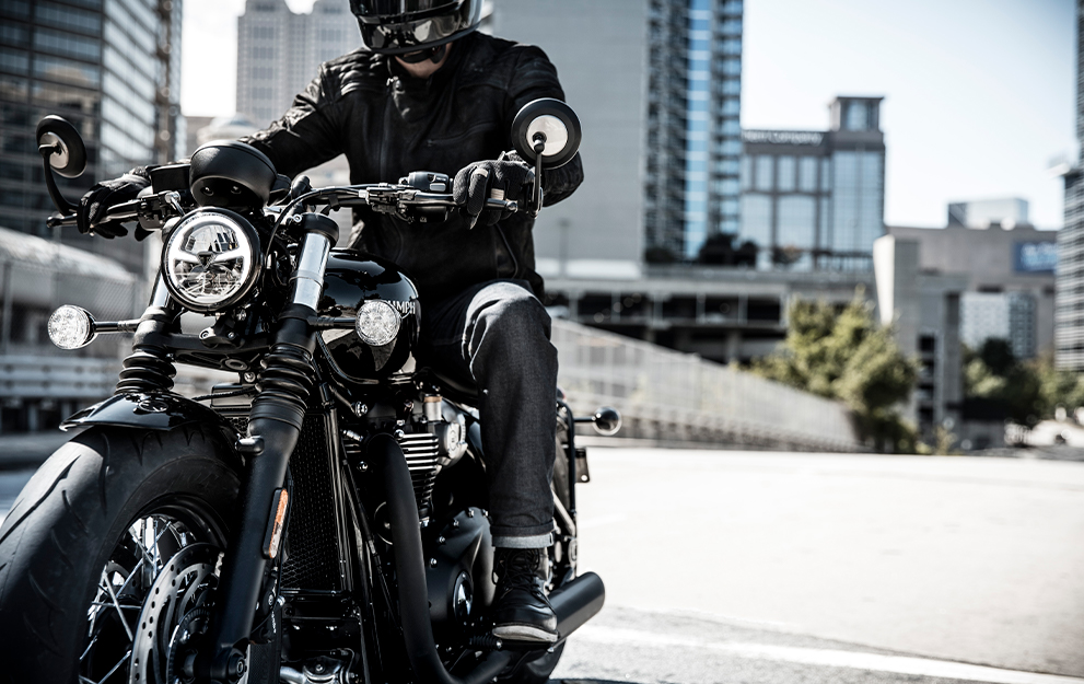 Motoqueiro pilotando moto na cidade