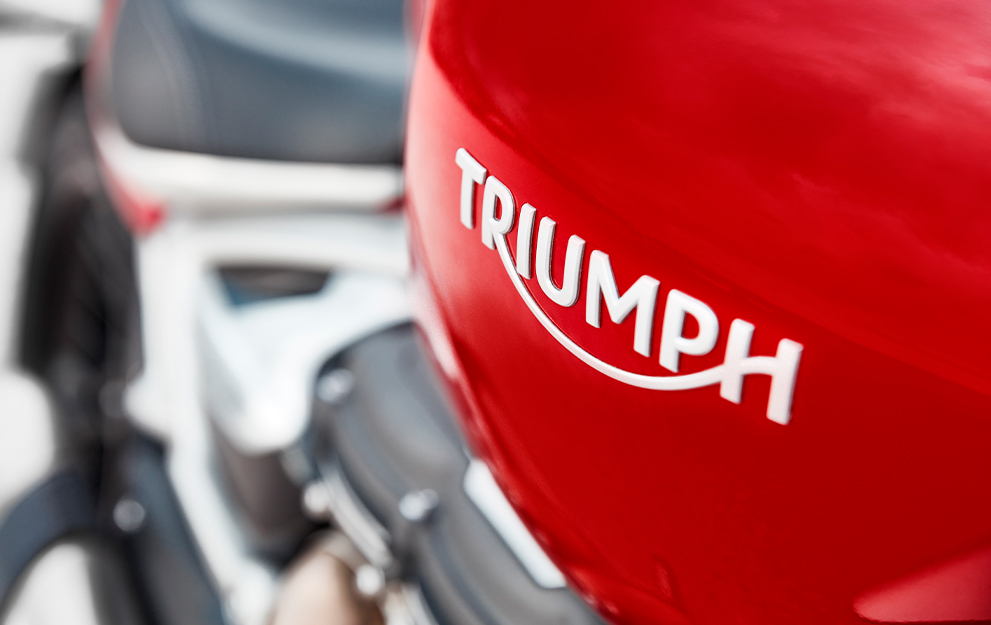 Triumph no tanque da moto